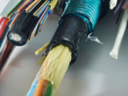 Komprehensivoli nadzorno vrsta fiber Opticnog kable: Od jedinske mode do multi-mode, Razumije njihove univerzične karakteristike